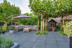 Strakke dijktuin met groenblijvende planten in Papendrecht