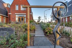 Dijktuin met kunstbeeld in Dordrecht