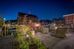 Terras met tuinmeubilair bovenaan de dijktuin