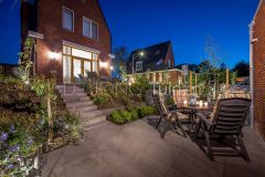 Strakke betonnen trap in moderne dijktuin