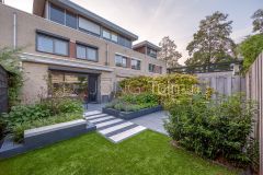 Gezinsvriendelijke tuin met strakke lijnen en weelderige beplanting