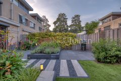 Onderhoudsarme gezinstuin met zitplek en vaste planten voor privacy