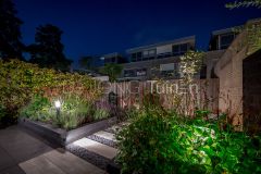 Strakke gezinstuin met verhoogde plantenbakken