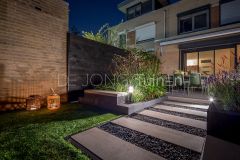 Moderne achtertuin voor gezin met strakke tuinmeubels