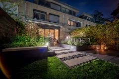 Praktische tuin met verschillende bestratingen