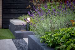 Zitbankje van muurelementen in gezinstuin