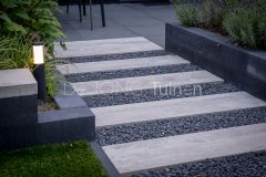 Details van staptegels in grind