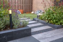 Praktische gezinstuin met verhoogde plantvakken