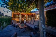 Vlonder in tuin aan het water in Papendrecht