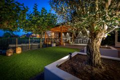 Gezellige tuin in de avond