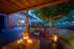 Sfeervolle tuin aan het water