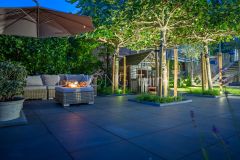 Dijktuin met sfeervolle verlichting