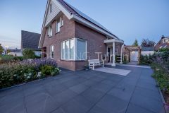 Moderne tuin met een strak lijnenspel in Papendrecht