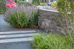 Staptegels in grind bij design wand in Papendrecht