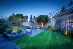 Tuin met een strak lijnenspel in Papendrecht