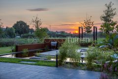 Strakke tuin met vijver in Papendrecht