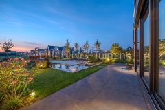 Strakke tuin met vijver in Papendrecht