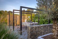 Moderne tuin met pergola in Papendrecht