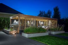 Grote overkapping met design elementen