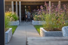 Sfeervolle beplanting in witte plantenbakken