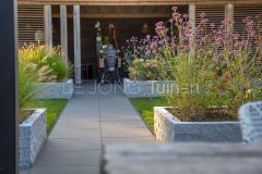 Sfeervolle beplanting in witte plantenbakken