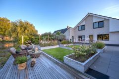 Vrijstaande woning aan het water met vlonderterras