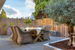Gezellige eethoek in tuin Papendrecht