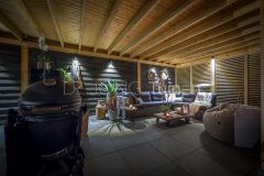 Sfeervolle verlichting in overkapping