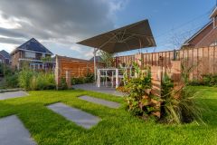 Sfeervolle tuin met organische vormen in Sliedrecht