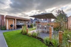 Sfeervolle tuin in Sliedrecht met design staanders