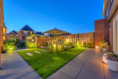 Tuin met organische vormen, staptegels, design staanders en shutters