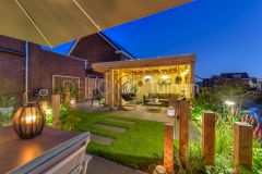 Sfeervolle tuin met design staanders in Sliedrecht