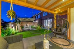 Gezellige overkapping in tuin Sliedrecht