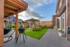 Overkapping in middelgrote tuin in Sliedrecht