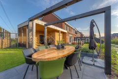 Pergola in gezellige tuin Sliedrecht