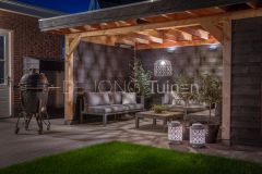 Klassieke tuin met moderne overkapping in Papendrecht