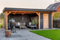 Moderne tuin in Papendrecht met houten overkapping, luxe loungeset en barbecue