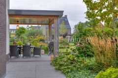 Overkapping in ruime tuin in Hendrik-Ido-Ambacht