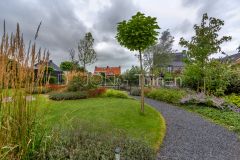 Organische vormen gazon, grindpad en mooie beplanting