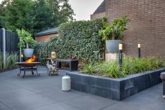 Strakke tuin met verhoogde plantenbakken in Ridderkerk