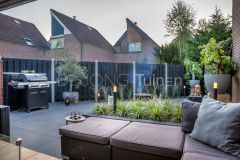 Vanuit loungehoek richting plantenbak met Carex