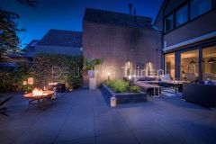 Strakke tuin met vuurhaarden in Ridderkerk