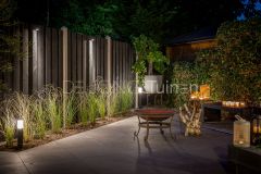 Sfeervolle verlichting in de borders en aan de schutting