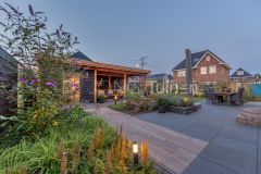 Tuinrealisatie met verschillende soorten bestrating in Papendrecht