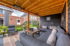 Grote overkapping met lekkere loungebank in Papendrecht