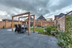 Strakke tuin met pergola's in Papendrecht