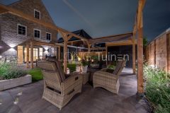 Moderne tuin met pergola's in de avond