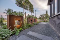 Design cortenstalen plantenbakken in tuin Papendrecht