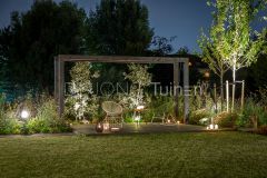 Ruim terras met design pergola's