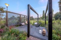 Terras met pergola en shutterschermen